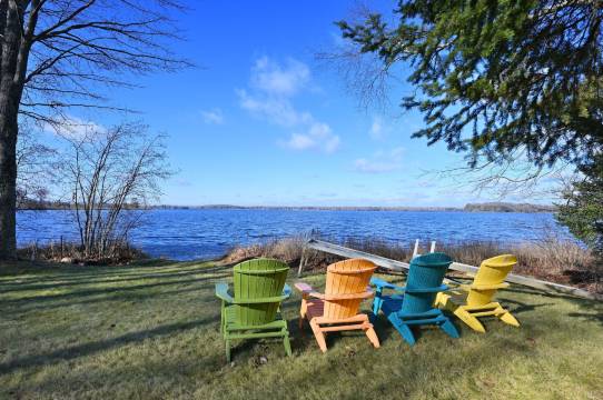 迷失之地湖上的“松鸦之歌”四卧室住宅(Loon Song On Lost Land Lake 4 Bedroom Home)
