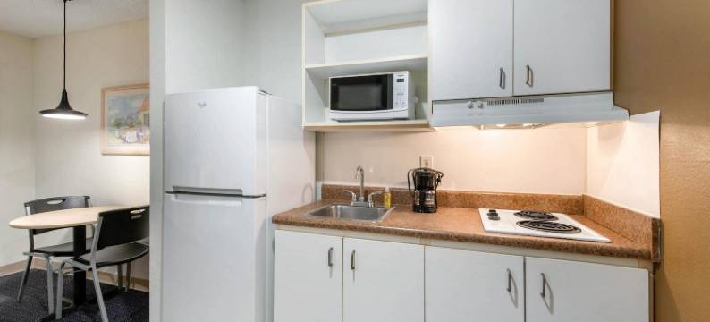 莱克兰北 I-4 郊区开放式客房(Suburban Studios Lakeland North I-4)图片