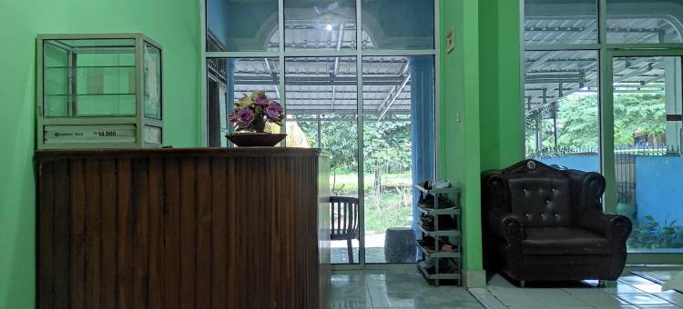 OYO 93411教法酒店托博朗(OYO 93411 Syariah Hotel Tomborang)图片