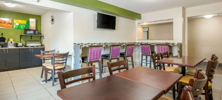 利斯堡湖泊群凯艺套房酒店(Quality Inn & Suites Leesburg Chain of Lakes)图片