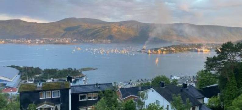 Great Place with View to the Mountains and Fjord图片