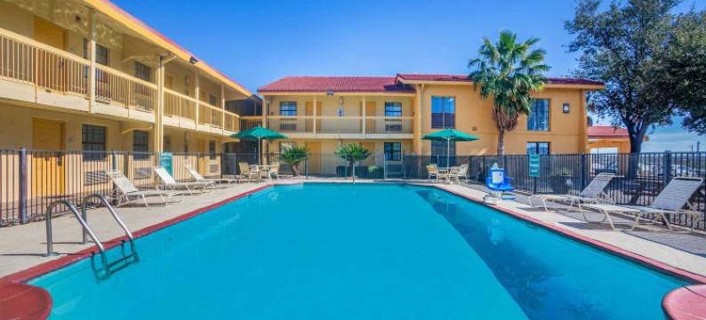 温德姆速8酒店老鹰关(Super 8 by Wyndham Eagle Pass)图片