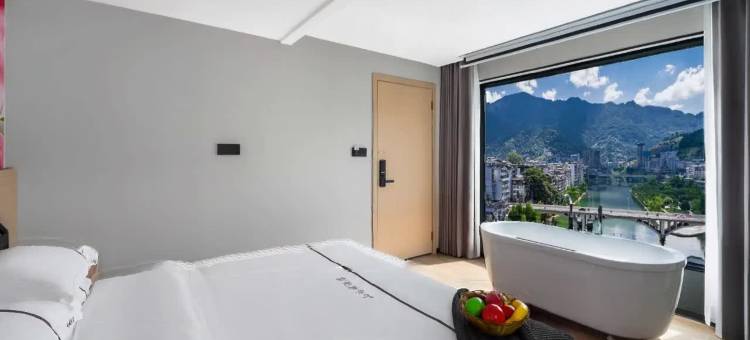 山屿城·全景智能影音酒店(桂林龙胜汽车站店)图片