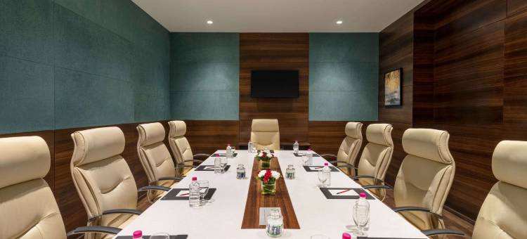 甘地达姆希纳温德姆华美达酒店(Ramada by Wyndham Gandhidham Shinay)图片