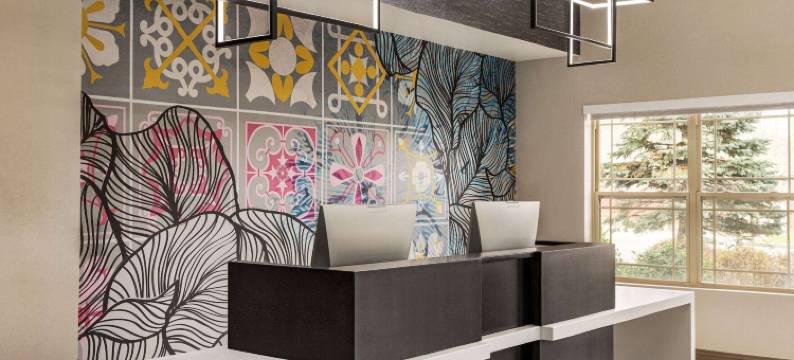 莱克乔治拉昆塔温德姆酒店套房(La Quinta Inn & Suites by Wyndham Lake George)图片