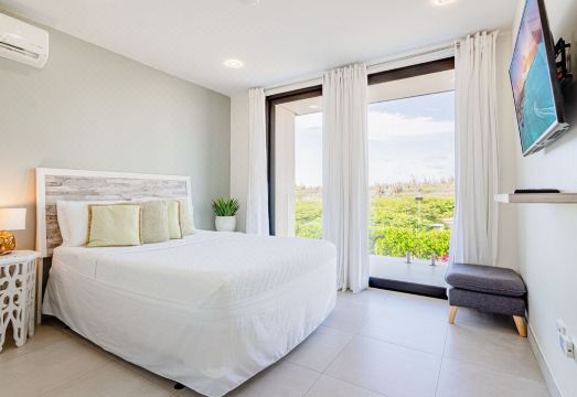 Endless Summer in Catalina Beach. Walking distance to snorkeling with turtles. Hotel Overview