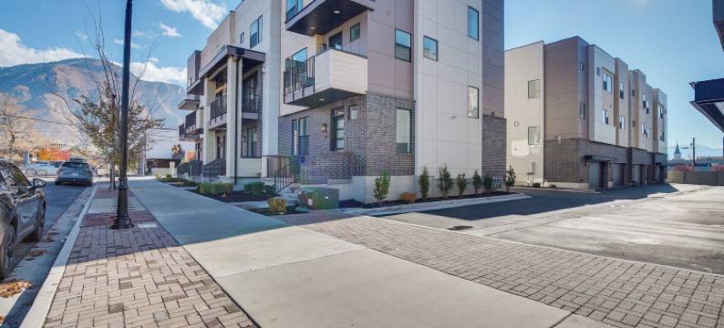 带阳台的现代化普罗沃市中心联排别墅！(Modern Downtown Provo Townhome w/ Balcony!)图片