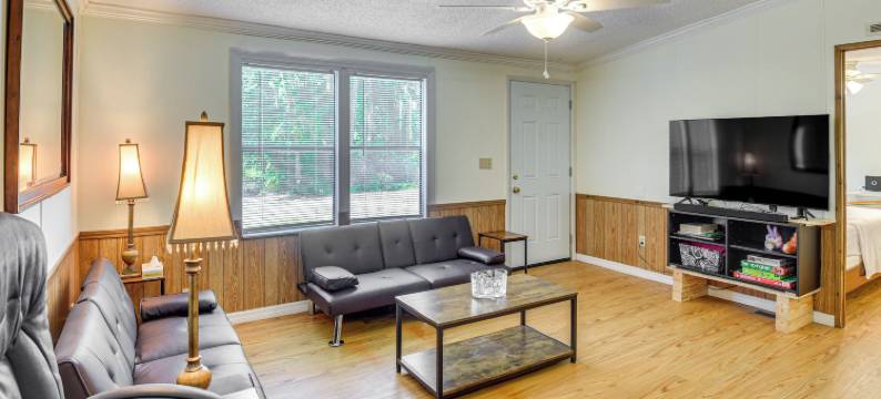 新月城之家配有木炭烧烤架：靠近三个湖泊(Crescent City Home w/ Charcoal Grill: Near 3 Lakes)图片