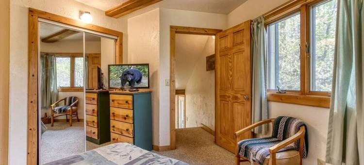 在烟雾腾腾的山中找到和平宁静与放松(Woods Child Cabin by Beyond Expectation W Hot Tub)图片