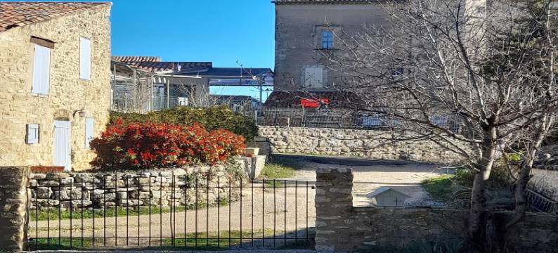 Authentic sheepfold close to a charming village.图片