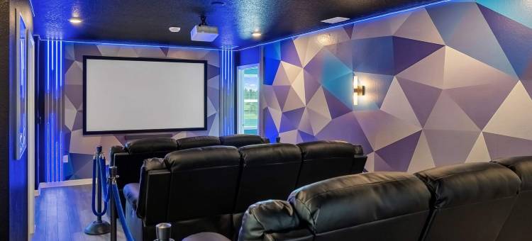 Upstay十卧室家庭度假屋，带泳池、热水浴缸和游戏室(Upstay 10Br Family Retreat w Pool Hot Tub & Games)图片