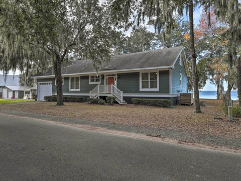 带游戏房和私人码头的湖畔度假区！