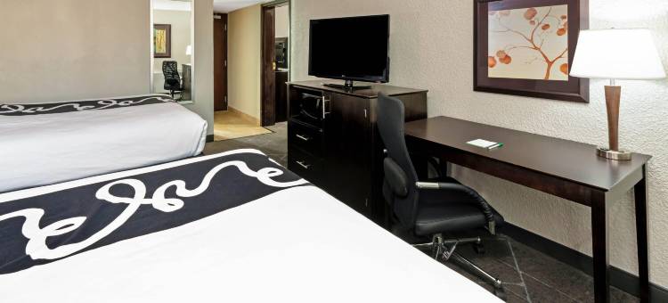 达拉斯I-35胡桃山道拉昆塔温德姆套房酒店(La Quinta Inn & Suites by Wyndham Dallas I-35 Walnut Hill Ln)图片