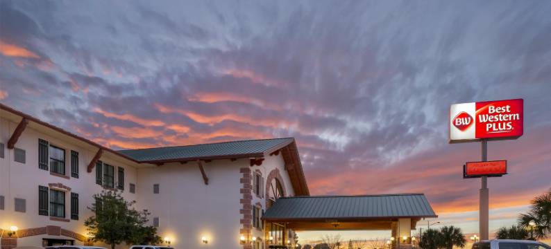 瑞士小屋贝斯特韦斯特优质套房酒店(Best Western Plus Swiss Chalet Hotel  Suites)图片