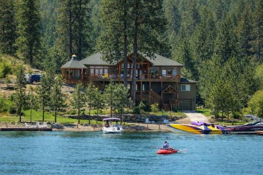 Waterfront Paradise Lodge: Private Dock, Pickleball, Volleyball, Fire Pit Nights