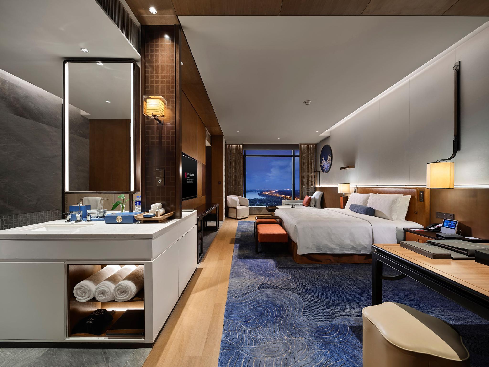 HUALUXE Nanjing Yangtze RiverOver view