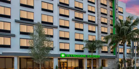 羅德岱堡機場及遊輪港口温德姆花園酒店