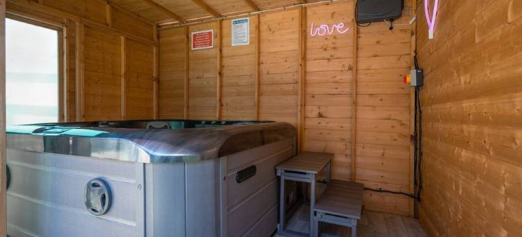 家庭度假屋带有热水浴缸，可容纳8人(Family Holiday Home with Hot Tub Sleeps 8)图片