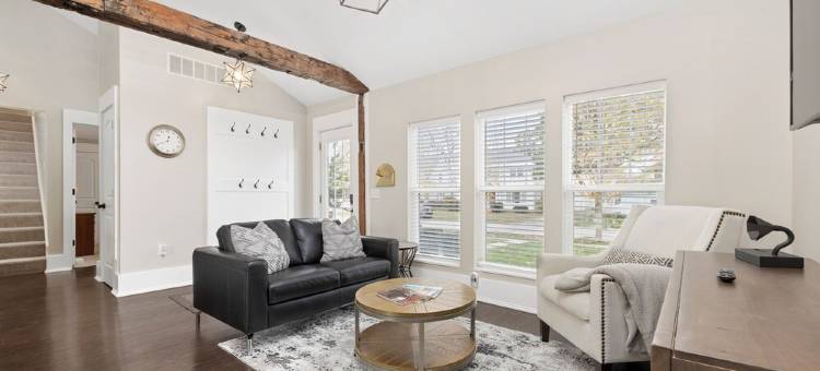 现代农舍迷人社区步行可达市中心度假屋(Modern Farmhouse in Charming Neighborhood Walking Distance to Downtown)图片