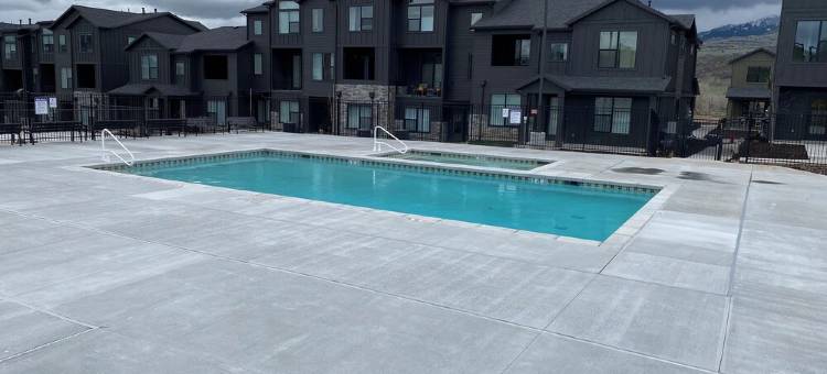 Modern and new  3-bedroom townhome with AC and WiFi in Mountain Green图片