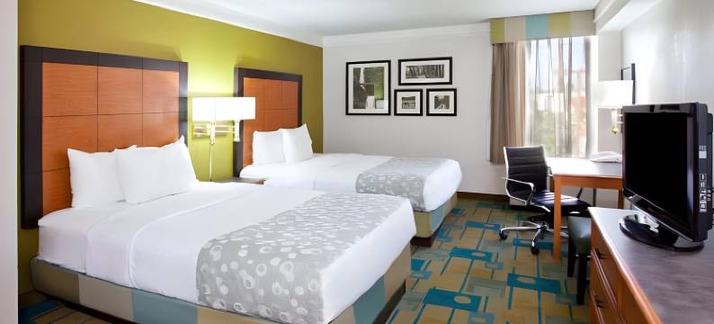 休斯顿斯塔福德舒格兰拉昆塔温德姆套房酒店(La Quinta Inn & Suites by Wyndham Houston Stafford Sugarland)图片