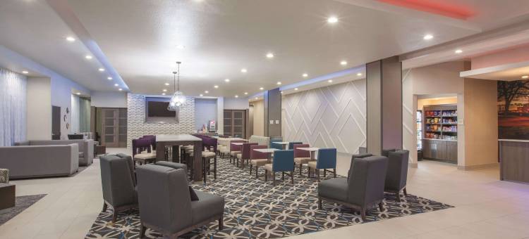 圣马科斯奥特莱斯购物中心拉昆塔温德姆套房酒店(La Quinta Inn & Suites by Wyndham San Marcos Outlet Mall)图片