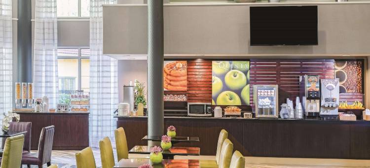 教堂山大学区拉昆塔温德姆套房酒店(La Quinta Inn & Suites by Wyndham Univ Area Chapel Hill)图片