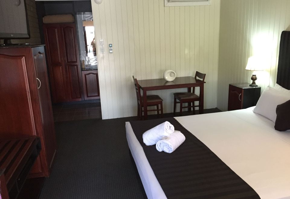 Country Plaza Motor InnHotel Overview