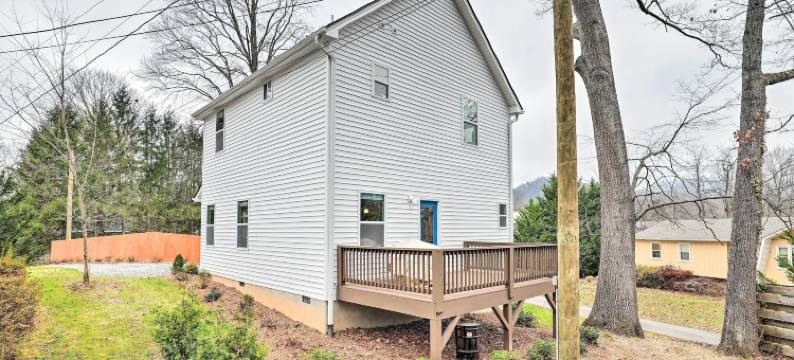 现代坎德勒之家带甲板和院子！(Modern Candler Home with Deck and Yard!)图片