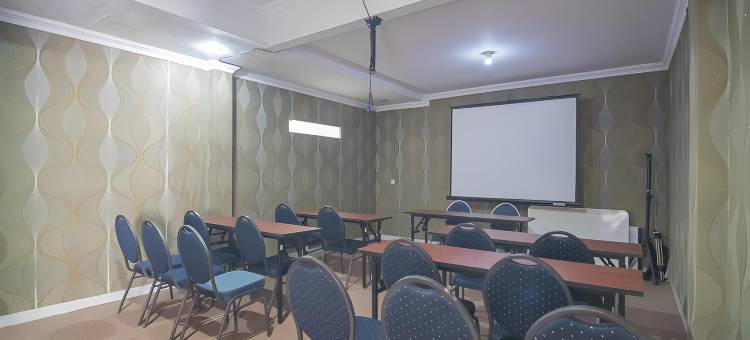 红多兹Plus酒店-近阿伦阿伦库宁冈(RedDoorz Plus Near Alun Alun Kuningan)图片