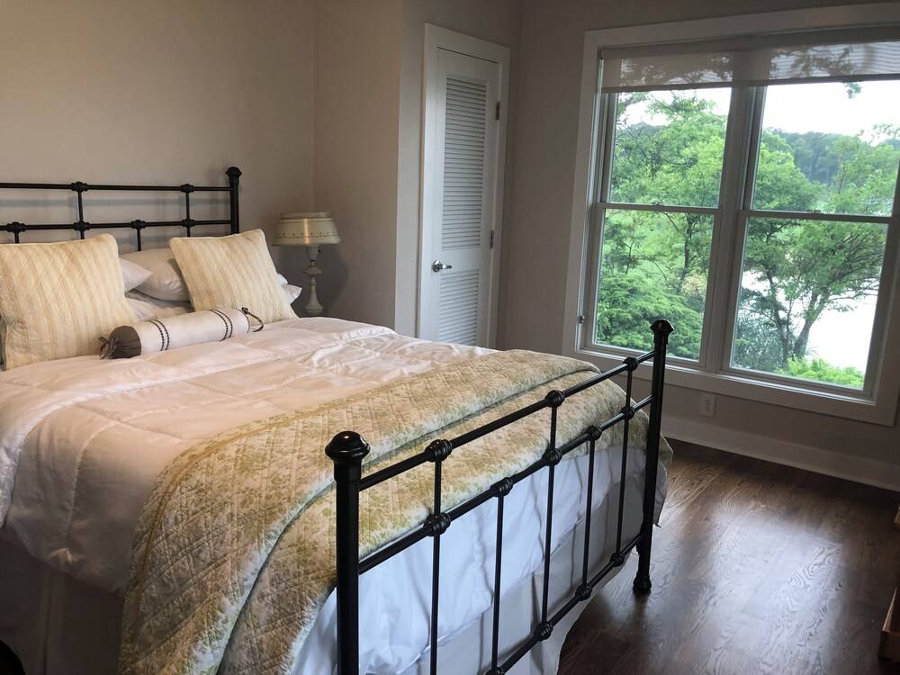 Private beach. Amazing Chesapeake Bay views. Luxury Home near major attractions