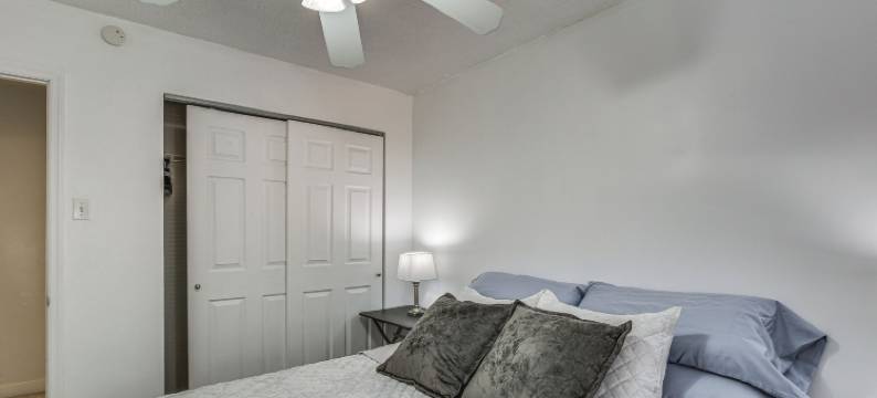 圣安镇家庭住宿，距离国际机场< 1英里！(St Ann Townhome < 1 Mi to International Airport!)图片