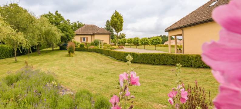 Modern holiday home with swimming pool图片