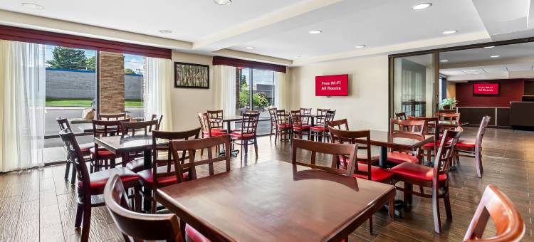 马隆红顶Plus套房酒店(Red Roof Plus+ & Suites Malone)图片