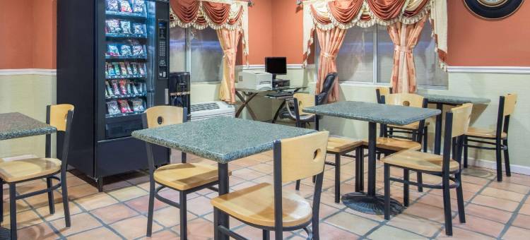 波塔利斯速8酒店(Super 8 by Wyndham Portales)图片