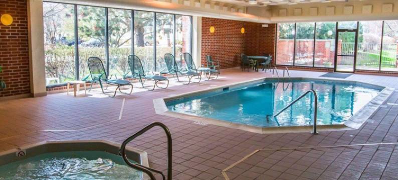 芝加哥绍姆堡品质酒店-靠近购物中心(Quality Inn Schaumburg - Chicago Near the Mall)图片