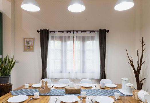 353 Famhouse Hotel Overview