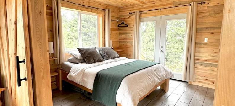 Peaceful Cabin w/ Waterfall near Glacier Natl Park图片
