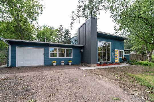 Jaw-dropping artistic mid-century modern home! Close to medical centers