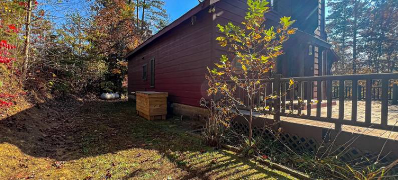 Picture-perfect cabin with private hot tub, deck space, fireplace, & more图片