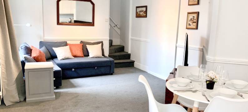 预订英国 - 大型温馨小屋(Bookeduk - Large Cosy Cottage)图片