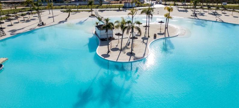 四卧别墅 - 可住8人 - 带泳池 - 花园 - 停车位(4 Bed Villa - Sleeps 8 - Pool - Garden - Parking)图片