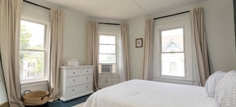 Bright and Airy Living Space with Luxurious Comfort - Charming Retreat图片