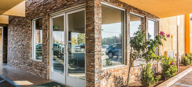 贝克斯菲尔德市区附近凯艺套房酒店(Quality Inn & Suites Near Downtown Bakersfield)图片