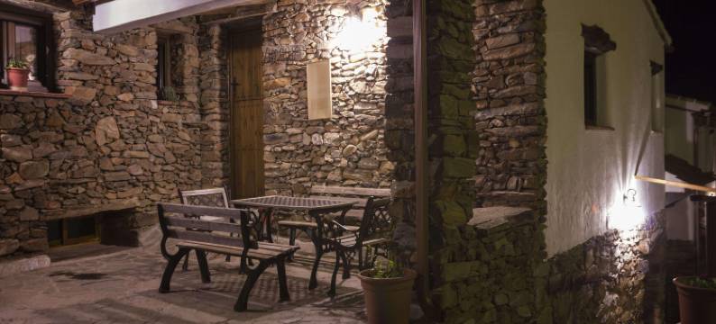 Holiday Home in Laroya with Pool & BBQ图片