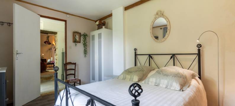 Majestic holiday home in Laroque with hot tub图片