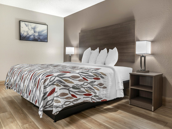 昆斯伯里红屋顶酒店