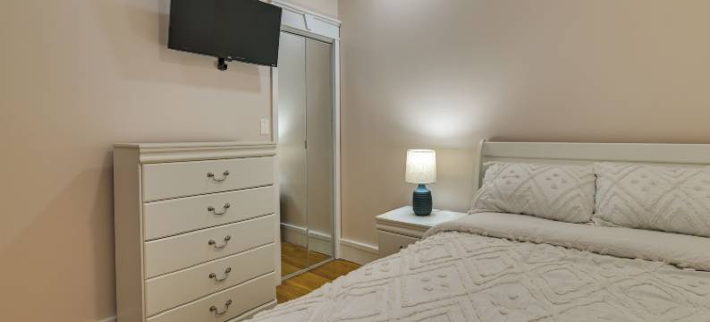 现代科霍斯度假屋，配有电壁炉！(Contemporary Cohoes Retreat w/ Electric Fireplace!)图片