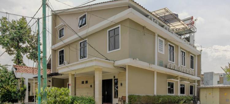红多兹Plus酒店-近力宝西卡朗购物中心(RedDoorz Plus Near Lippo Cikarang Mall)图片
