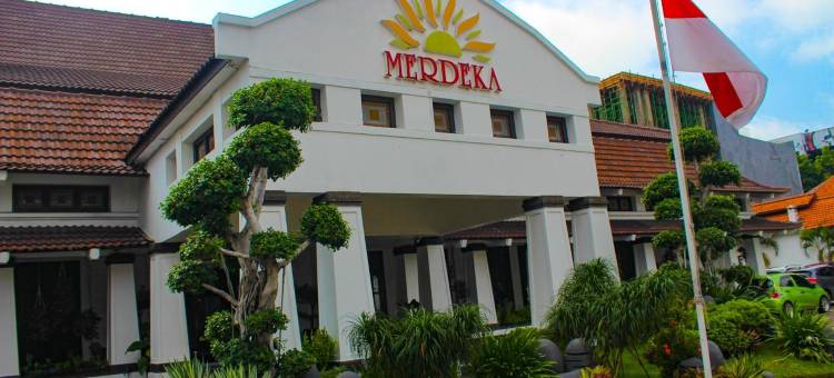 谏义里自由酒店(Hotel Merdeka Kediri)图片